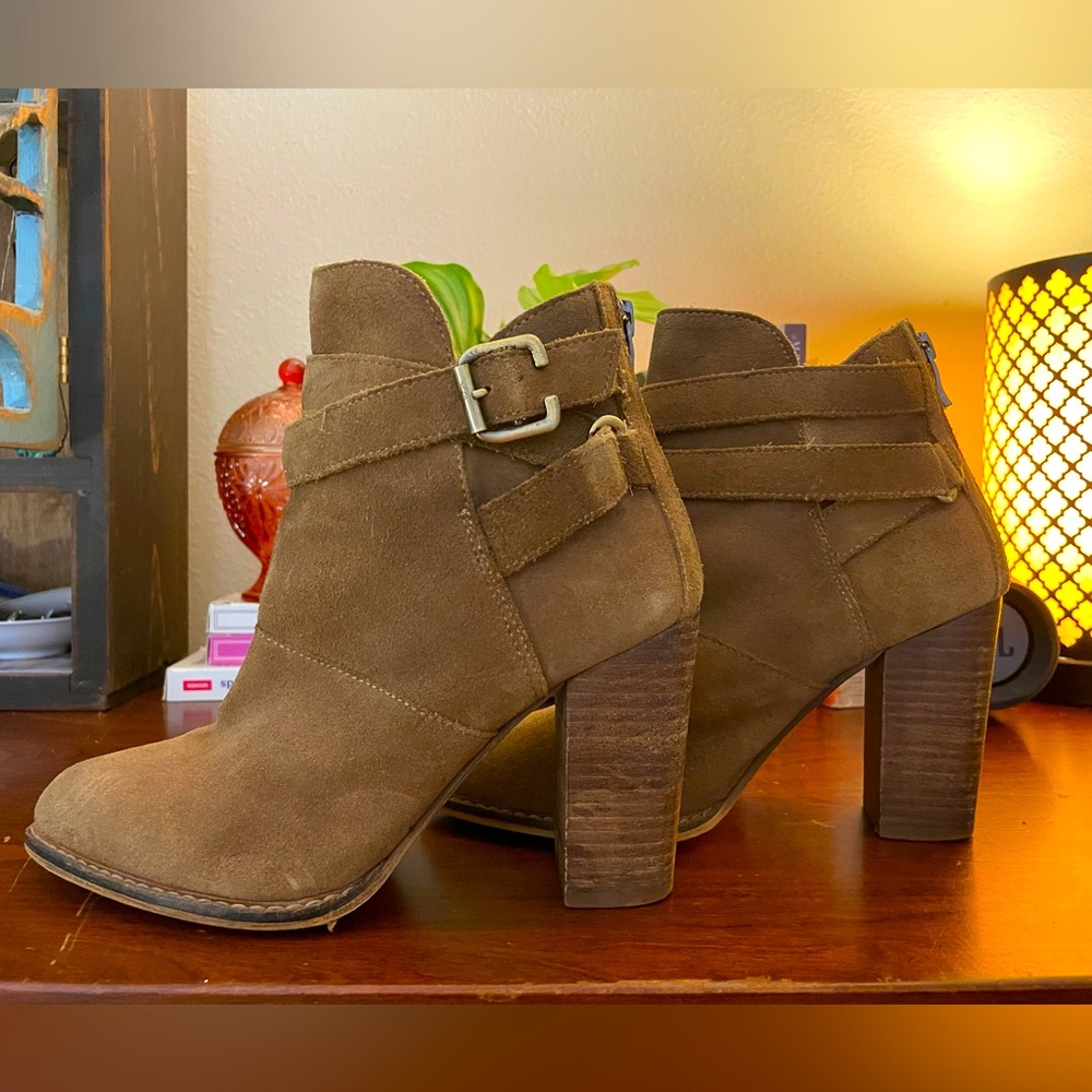 Chinese Laundry Western-style suede heels
